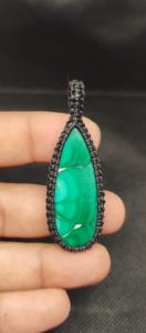 Pendentif en macramé de grande qualité avec gemme verte malachite et fils noirs, serti de pierres, idéal pour l'été - Product Image 4