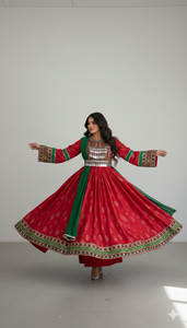 ชุดเดรสชนเผ่าอัฟกันสีแดงเข้มคลาสสิก พร้อมลายพิมพ์ลายดอกไม้สีทอง ประดับแถบสีเขียวตัดกัน และลายพิมพ์หลายแบบ - Product Image 3