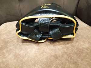 Protector de Cabeza para Boxeo Fly, Cuero Vacuno Auténtico, Logotipo Negro y Dorado, Hebilla Ajustable, Cierre con Cordones, Unisex, Casco Deportivo Protector - Product Image 3