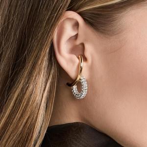 Modernos y Accesibles Pendientes de Aro Dobles en Forma de C con Diseño de Lujo en Dos Tonos, con Diamantes de Laboratorio D VVS y Pavé, Regalo en Oro de 18K - Product Image 2