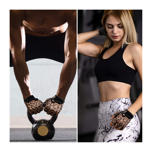 Gants de sport demi-doigts noirs et cyan en maille unisexe avec sangle de poignet réglable, logo personnalisé, pour entraînement fitness - Product Image 4