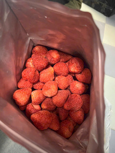 Fraises séchées congelées en tranches de l'usine du Vietnam pour garnitures de céréales, mélanges de yaourts, emballage en vrac pour la vente au détail et les collations - Product Image 3