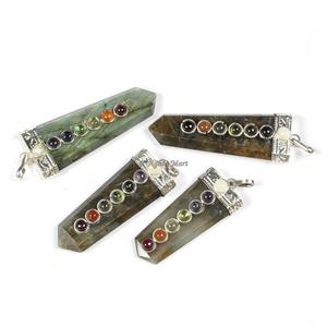 Vente en gros sculpté Sept Chakra Gemstone Pendentif Cristal clair Quartz avec 7 Chakra Motif Agate Shop Now! Vente Pendentifs Chakra - Product Image 6