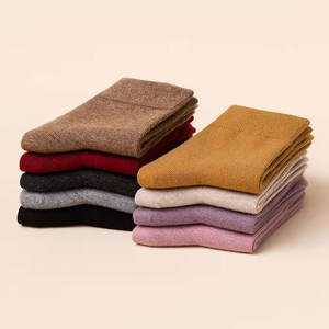 Chaussettes décontractées essentielles pour le quotidien, matière confortable, conçues pour un style décontracté et un confort toute la journée - Product Image 3