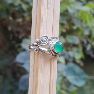 Bague de créateur en argent sterling 925 avec onyx vert pièce de fiançailles unisexe avec pierre principale en moissanite - Product Image 5