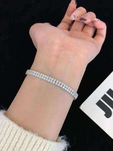 สร้อยข้อมือ Clover Hip Hop ลายดอกไม้ประดับเพชรทรงกรงเล็บ ชุบทอง 18 กะรัต ได้รับการรับรอง สำหรับทั้งชายและหญิง - Product Image 1