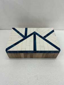 Boîte à bijoux artisanale en résine blanche crémeuse avec incrustations, boîte de rangement rectangulaire multi-usages en laque au design unique - Product Image 4