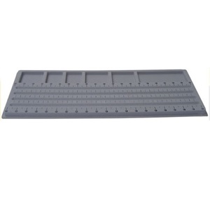 Tablero Recto de Plástico de Cuatro Filas, Cubierto con Flocado Gris de 21" X 8", Herramientas para Joyería - Product Image 1