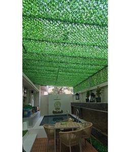 แผ่นผนังหญ้าเทียมสีเขียวเข้มเคลือบพีวีซี ทนทานต่อสภาพอากาศ สำหรับตกแต่งสวนภายนอกและภายในอาคาร - Product Image 3