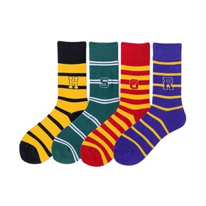 ODM Chaussettes d'équipage à rayures avec lettres brodées de logo Chaussettes en coton multicolore pour hommes et femmes Commande en gros - Product Image 1