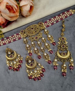 Ensemble de collier ras-de-cou perlé de créateur avec boucles d'oreilles à perles tombantes et mangtika, bijoux de mode ethniques pour tenues festives, fabricant - Product Image 1