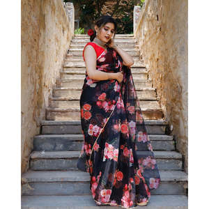 Sari Shabnam noir à imprimé floral, sans manches, col bateau, silhouette fourreau, en tissu organza - Product Image 1