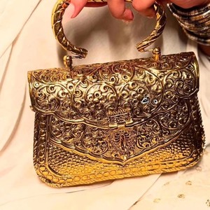 Pochette de soirée ethnique dorée en métal sculptée à la main en forme de lune, style vintage indien, pour femme - Product Image 5
