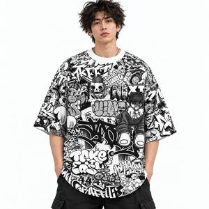 T-shirt graphique oversize pour homme, style streetwear, noir et blanc, imprimé graffiti cartoon, manches courtes, col rond - Product Image 1