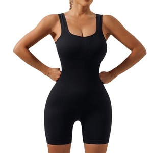 Ensemble de yoga 2 pièces blanc pour femme : Leggings sans couture taille haute avec effet froncé aux fesses et haut court à manches courtes avec dos découpé - Product Image 4