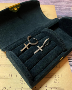 Pendientes de moissanita con cruz cristiana de Jesús en plata de ley 925, hermosos pendientes de aro tipo Huggee personalizados. - Product Image 2