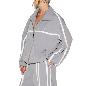 Conjunto Deportivo de Nylon con Franjas Reflectantes para Mujer, Chaqueta con Cierre y Pantalones Grises Extra Grandes, Transpirables, con Capucha - Product Image 2