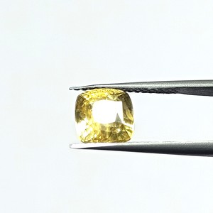 พลอยแซฟไฟร์สีเหลืองทรงคุชชั่นธรรมชาติ 5.05 กะรัต จากศรีลังกา สำหรับทำเครื่องประดับและแหวน รุ่น YCWX-155 - Product Image 4