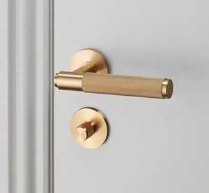 Manija de palanca de puerta de lujo en latón satinado dorado con cerradura interior y herrajes de cierre de seguridad para baño - Product Image 1
