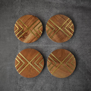 Sous-verres en bois cadeaux de mariage personnalisés vaisselle Barware verre rond et tasses tenant des sous-verres en bois d'acacia avec travail d'incrustation en laiton - Product Image 1
