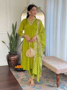 Ensemble Kurti vert perroquet pour femme, pantalon droit en viscose Chanderi de qualité supérieure et dupatta à imprimé numérique - Product Image 2