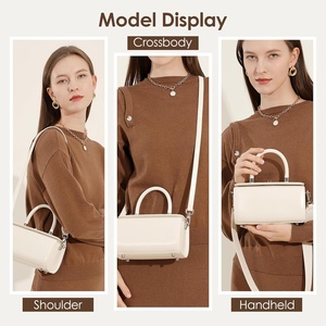 Sac fourre-tout structuré en cuir véritable pour femme, de créateur, avec fermeture éclair et double anse réglable à ouverture supérieure - Product Image 6