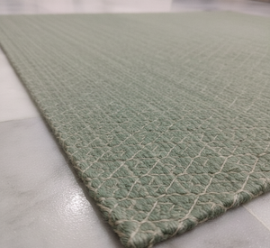 Tapis Kilim moderne en vert sauge à motifs diamants |   Tapis d'intérieur en polyester floral minimaliste antidérapant fabriqué à la machine avec un dos en jute - Product Image 2