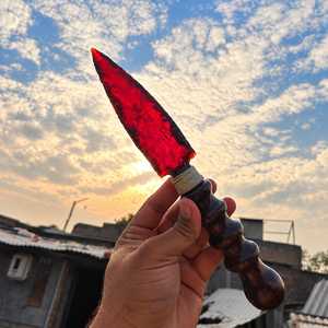 Punta de Flecha de Vidrio Obsidiana Roja Hecha a Mano con Mango de Madera Tallado, Cuchillo de Lanza de Estilo Primitivo, Pieza Coleccionable de Arte para Exhibición - Product Image 1