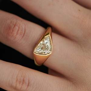 แหวนเพชรทรงสามเหลี่ยมชุบทอง 14K แบบยูนิเซ็กซ์ สไตล์คลาสสิกสำหรับงานหมั้น - Product Image 2