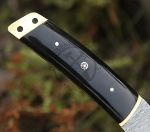 มีดล่าสัตว์แบบดามัสกัสสตีลขนาด 12.5 นิ้ว ด้ามจับแบบฟูลแทง ปลายใบมีดแบบแทงโต ด้ามจับทำจากเขาสัตว์หายาก ประดับด้วยทองเหลืองโมเสก - Product Image 3