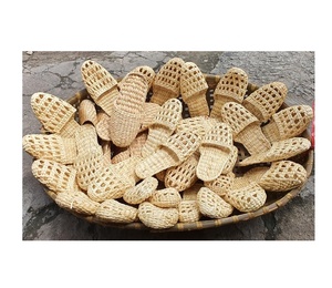 Pantoufles en paille tissées à la main du Vietnam/sandales en jacinthe d'eau avec pompon fantastiques pour les sacs de pantoufles d'été - Product Image 2