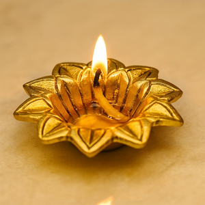 Lámpara de aceite de latón artesanal con diseño floral, tradicional Deepam, Pital Diya decorativo para decoración de mesa en el hogar o templo. - Product Image 1