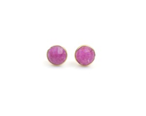 Boucles d'oreilles clous de luxe confortables plaquées or 18 carats avec pierres précieuses multicolores de forme ronde pour femmes et hommes, 2,50 grammes par paire - Product Image 1