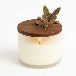 Frasco de vidrio para velas, cilíndrico esmerilado, con tapa de madera oscura y adorno de mariposa y flor de latón, para suite de resort - Product Image 1