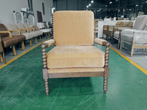 Fauteuil d'appoint rembourré avec structure en bois foncé et accoudoirs rembourrés, fauteuil traditionnel en velours - Product Image 6