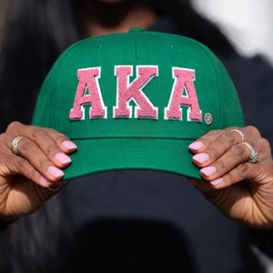 Gorra de Béisbol Bordada en Verde Personalizada con Letras AKA en Rosa, Visera Curva, Ajustable, Estilo Deportivo Informal, para Uso en Exteriores - Product Image 1