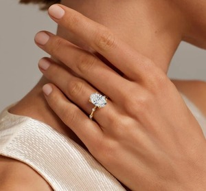 Bague de fiançailles en or jaune 18 carats avec diamant ovale cultivé en laboratoire |   Bague de mariée de luxe avec pierres latérales - Product Image 2