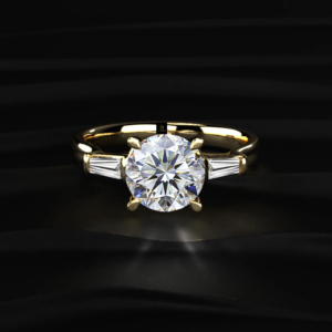 Anillo de Compromiso Solitario Redondo con Baguette Cónico, con Diamante Cultivado en Laboratorio como Piedra Central de 2 Ct y Piedra Lateral de 0.30 Ct TW 2.30 C - Product Image 4