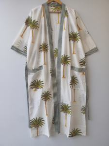 Kimono largo de algodón hecho a mano con estampado de palmeras, cuello en V, con bolsillos y borde a rayas en contraste, ajuste cómodo. - Product Image 6