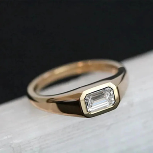 Anillo de Boda Solitario con Diamante Cultivado en Laboratorio de Corte Esmeralda de 0.3ct, Montura de Bisel, Claridad VS, Color D, en Oro de 14K para Hombre - Product Image 3