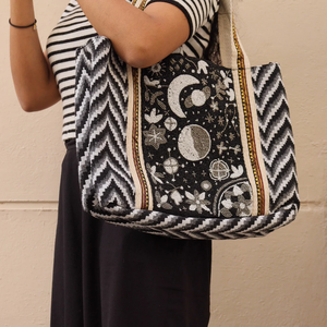 Grand sac fourre-tout bohème chic pour femme, sac à main décontracté à ouverture supérieure avec perles, poignées en bambou, bandoulière chaîne par Whimsy Art Craft - Product Image 4