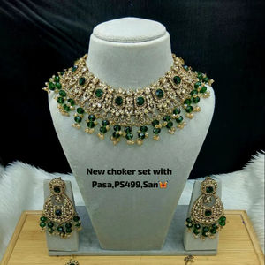 Parure de collier ras-du-cou, boucles d'oreilles et Maang Tikka de luxe vintage en cuivre plaqué or, ornée de perles et de Kundan, pour femme, certifiée par une tierce partie, pour fiançailles - Product Image 1