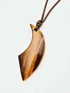 Collier pendentif en corne de buffle sculpté à la main, bijoux tribaux artistiques, protection porte-bonheur, corne naturelle faite à la main, cuir réglable - Product Image 2