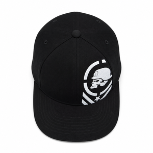 Casquette snapback noire à 6 panneaux avec logo brodé crâne blanc sur le pan droit, style streetwear unisexe, chapeau décontracté - Product Image 3