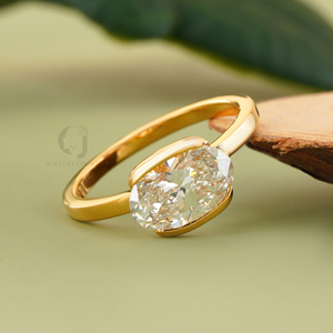 Bague de fiançailles solitaire moderne en or jaune 14 carats avec diamant ovale de laboratoire VVS DEF 2 carats serti clos, bijoux de mariage en or jaune - Product Image 1