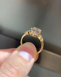 Anillo de Diamantes de Oro de 18k con Diseño Único, Corte Radiante y Piedras Laterales Marquise, Anillo de Tres Diamantes para Compradores Mayoristas - Product Image 2