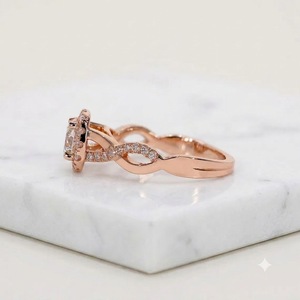 Anillo de compromiso de media eternidad con diamante cultivado en laboratorio de oro blanco de 14K, certificado IGI, con banda retorcida de 2.30CT, claridad VS1 y halo. - Product Image 3
