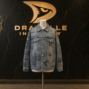 Chaquetas de mezclilla de algodón lavado con collage de periódicos al por mayor para ropa de calle contemporánea unisex espaciosa - Product Image 1