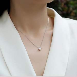 Collier pendentif solitaire élégant en or blanc avec diamant taille princesse – Bijou minimaliste en diamant carré pour femme - Product Image 1