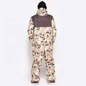 Combinaison de ski et snowboard une pièce à capuche pour homme, imprimé camouflage, couleur Tan Désert, pour l'hiver et les activités de plein air - Product Image 3